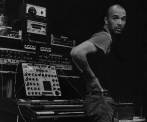 con-bei-der-arbeit-tw